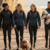Fitwalk Son en Breugel – groep wandelaars met honden op een bospad.